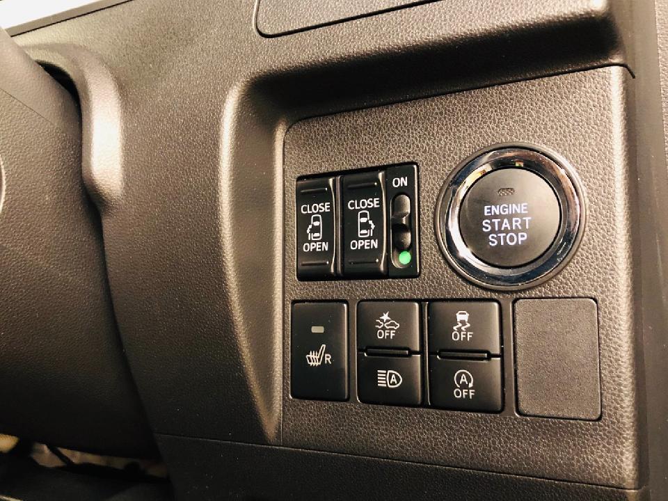 運転席にはシートーヒーターを備えております。<br />
電子カードキーや運転席スイッチなどでワンタッチ開閉が可能なパワースライドドア。<br />
イージークローザーつきなので、手を挟める心配もありません。