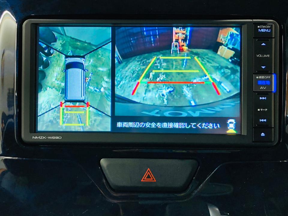 パノラマカメラもあり、車を真上から見ているような映像が表示されるので、運転席から確認しにくい車輛周囲の状況を把握できます。