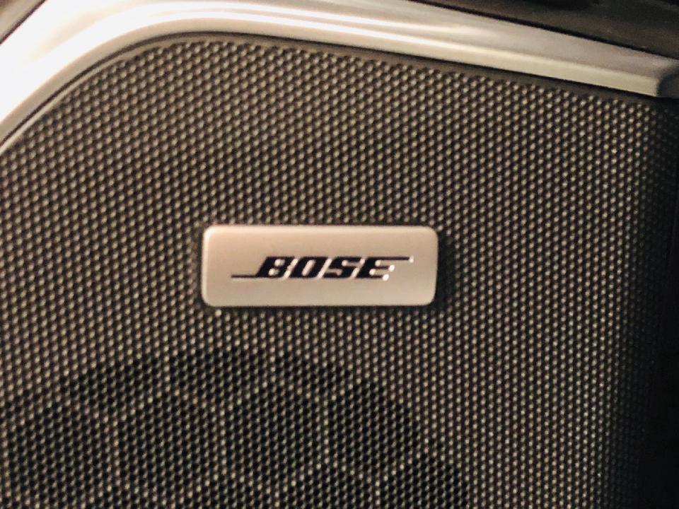 Boseアクティブノイズキャンセレーションが、車内とは思えないほど静かな空間を創造。<br />
16スピーカーのBose Centerpointサラウンドサウンドシステムから響く音色が、あなたの耳を虜に。<br />
