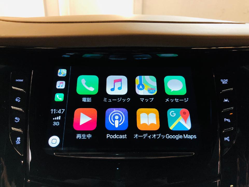 <br />
「CUE」は日本語に対応しています。<br />
お手持ちのiPhoneを車につなぐと、通話、メッセージの送受信、ミュージック、マップといった機能を車載のタッチスクリーンで操作可能です。<br />
アンドロイドはUSBで接続すると利用できます。<br />
<br />
