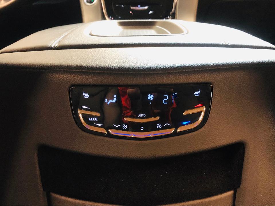 リアでも温度調整ができますので、快適に車内過ごせます。<br />
セカンドシートはシートヒーターも装備しております。<br />
