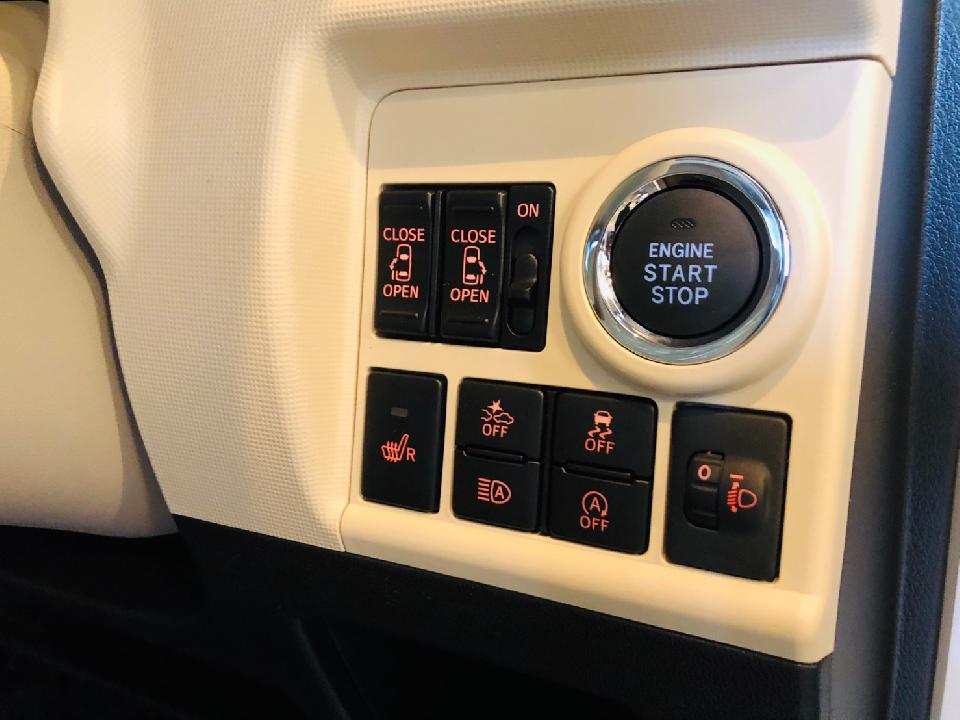 ボタンひとつでエンジンがかけられます。<br />
鍵を鞄の中から出す手間がくなります。<br />
そして両側パワースライドドアなので両手が塞がっていても開け閉め可能です<br />
衝突警報機能、ご発進抑制制御機能付き　衝突の危険があるときや、踏み間違いの時警告してくれる装置です。