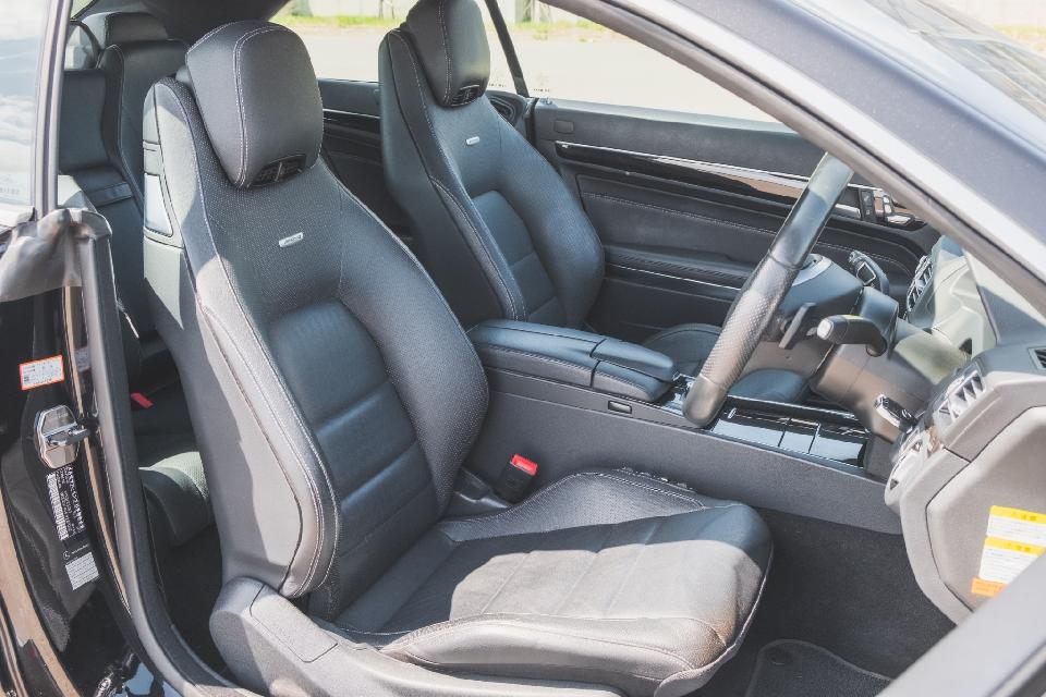 シートヒーター付本革シート・エアスカーフ・AMGスポーツステアリング(マルチファンクション)・ブラックアッシュウッドインテリアトリム・フルセグTV・Bluetooth接続・カラーマルチファンクションディスプレイ