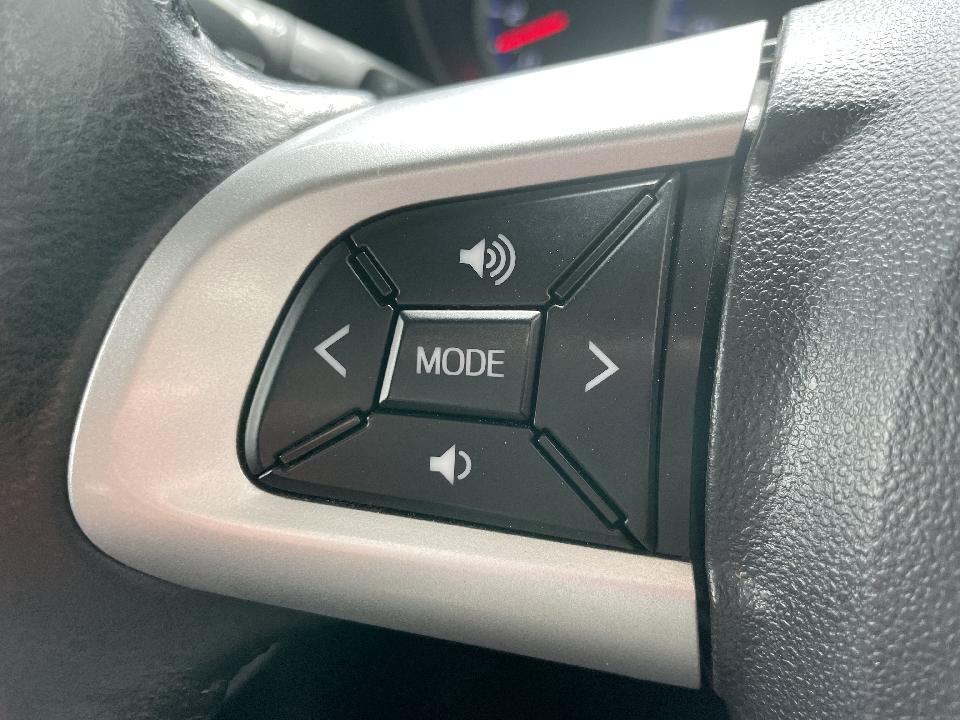ハンドルにはステアリングスイッチが付いています！運転中でも手元でナビの操作が可能です！