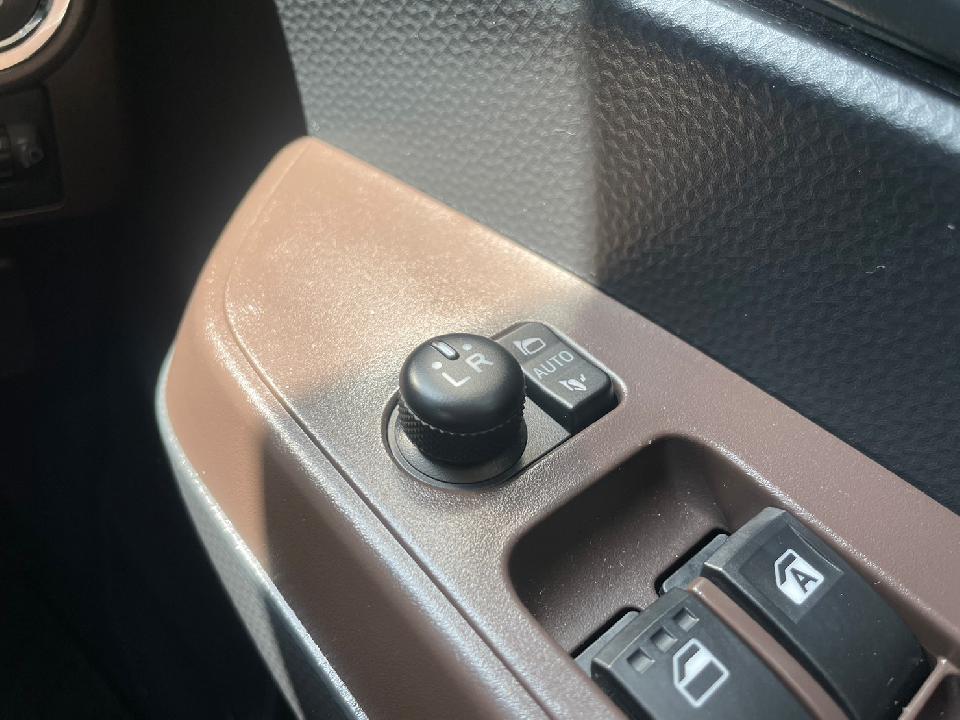 【自動格納ミラー】スイッチをオートにしておくと車をロックした時自動的にミラーが閉じます！