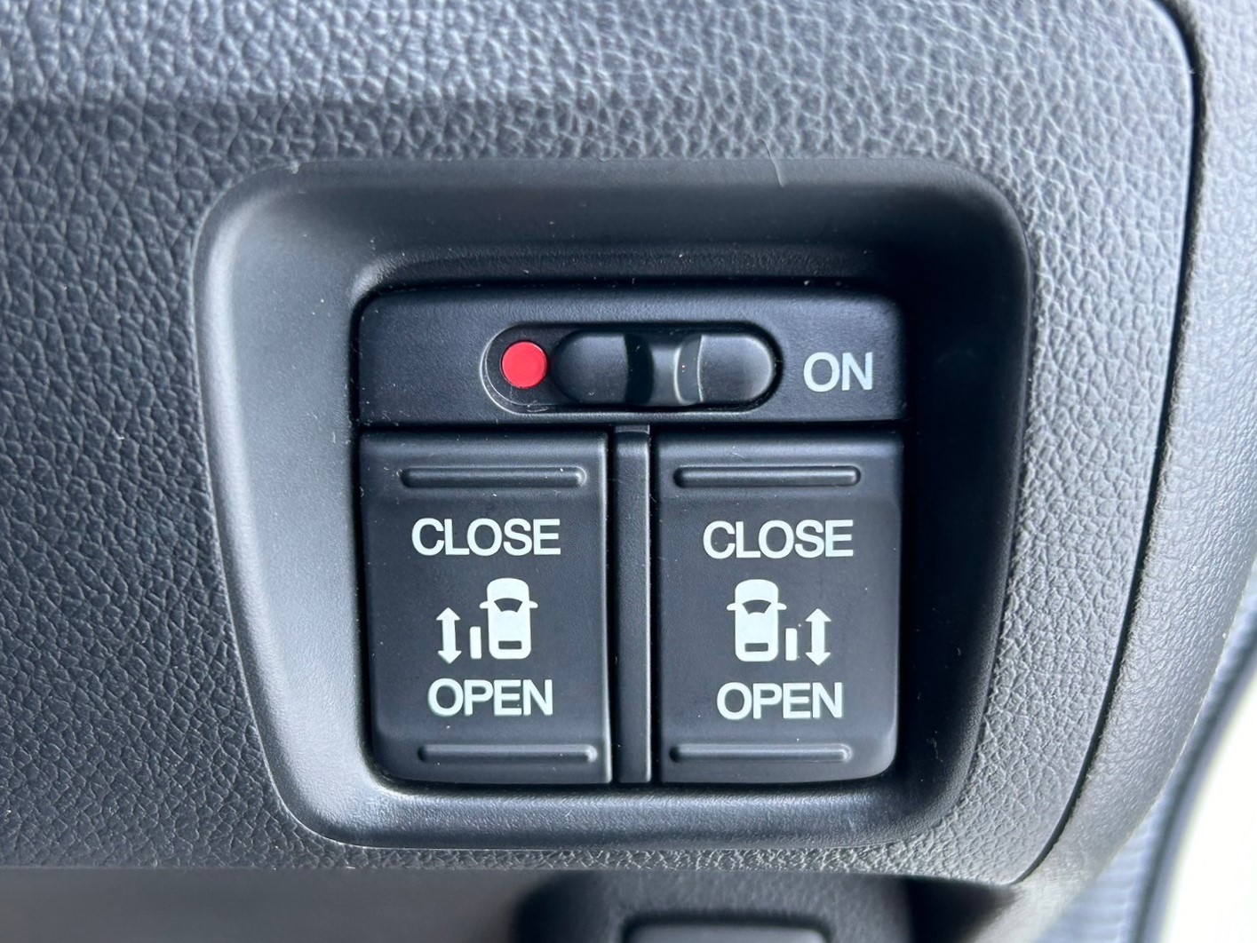 運転席のこのスイッチからでも両側電動スライドドアの操作が可能です！