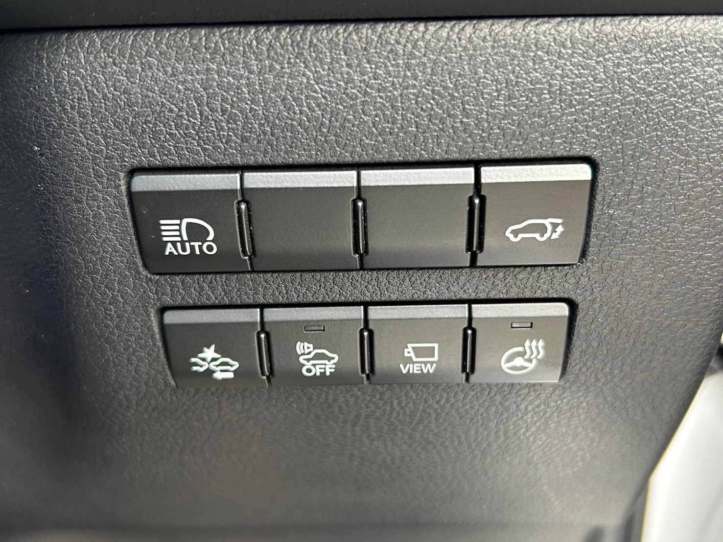 運転席のこのスイッチからでも、オートマチックハイビームや、リアパワーゲートの操作が可能です！