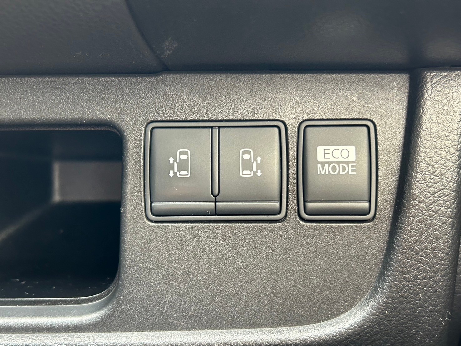 運転席のこのスイッチからでも、両側電動スライドドアの操作が可能です！