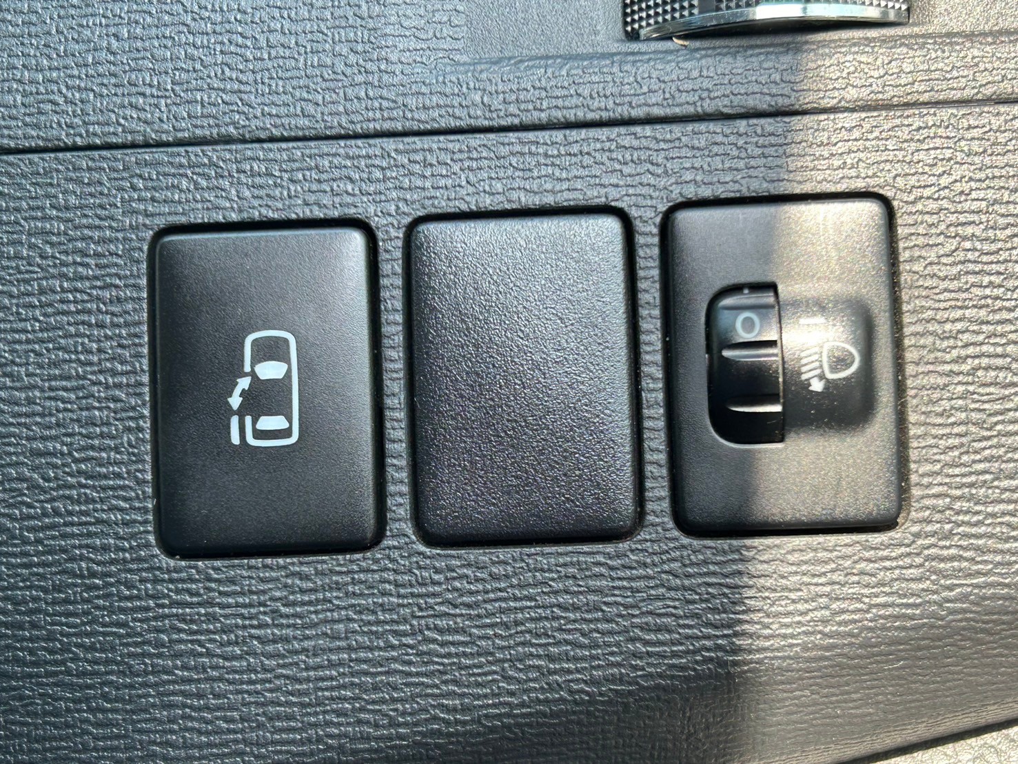 運転席のこのスイッチからでも、両側スライド片側電動スライドドアの操作が可能です！