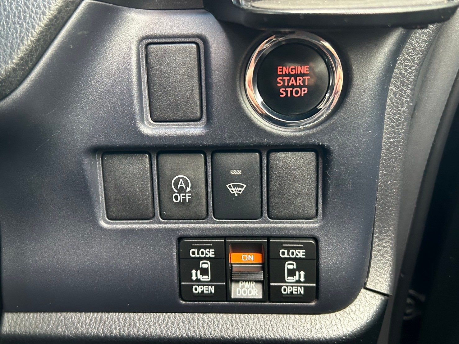 運転席のこのスイッチからでも、両側電動スライドドアの操作が可能です！