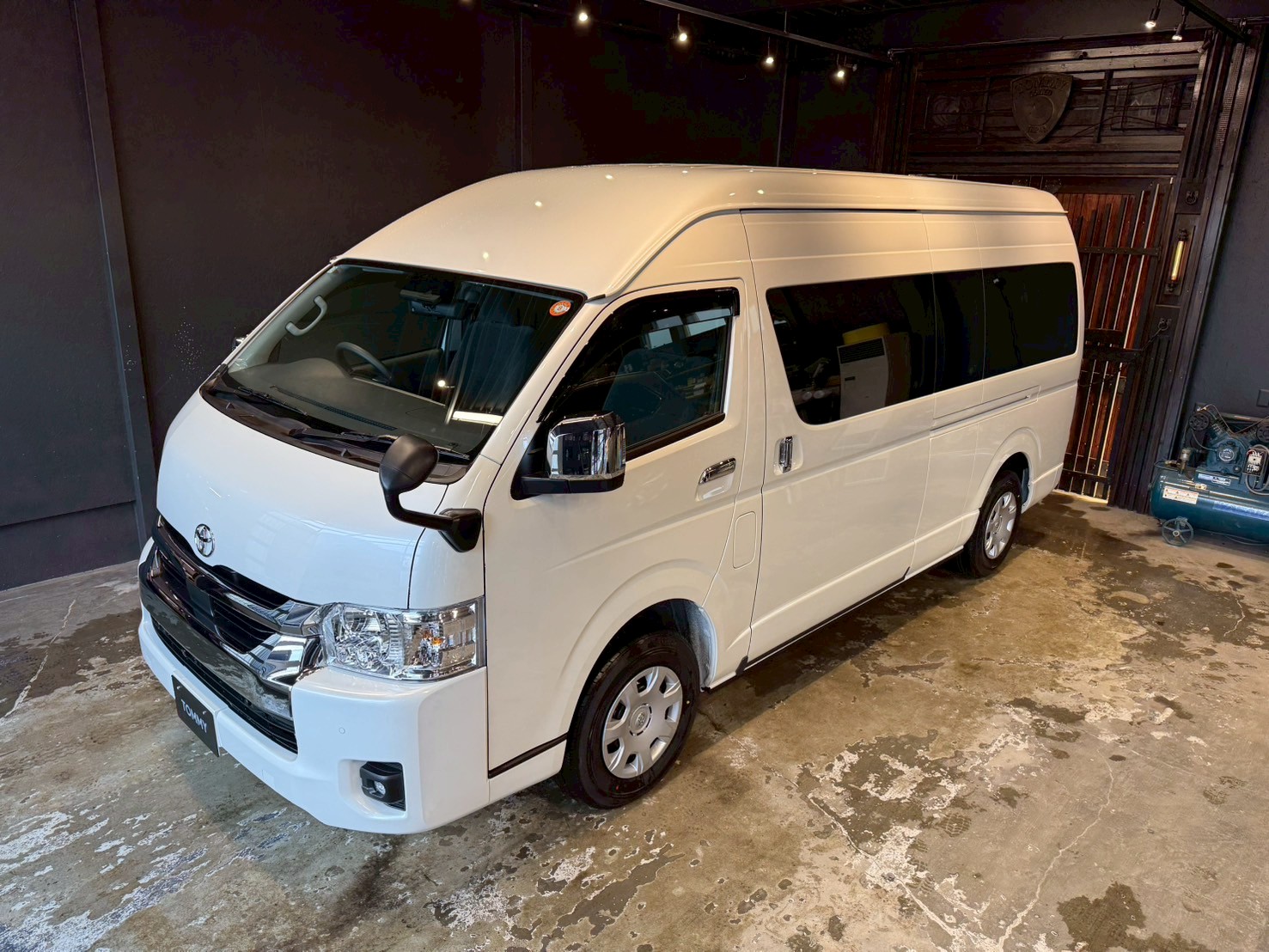 トヨタ ハイエース ワゴン 2.7グランドキャビン 4WD 10人乗り