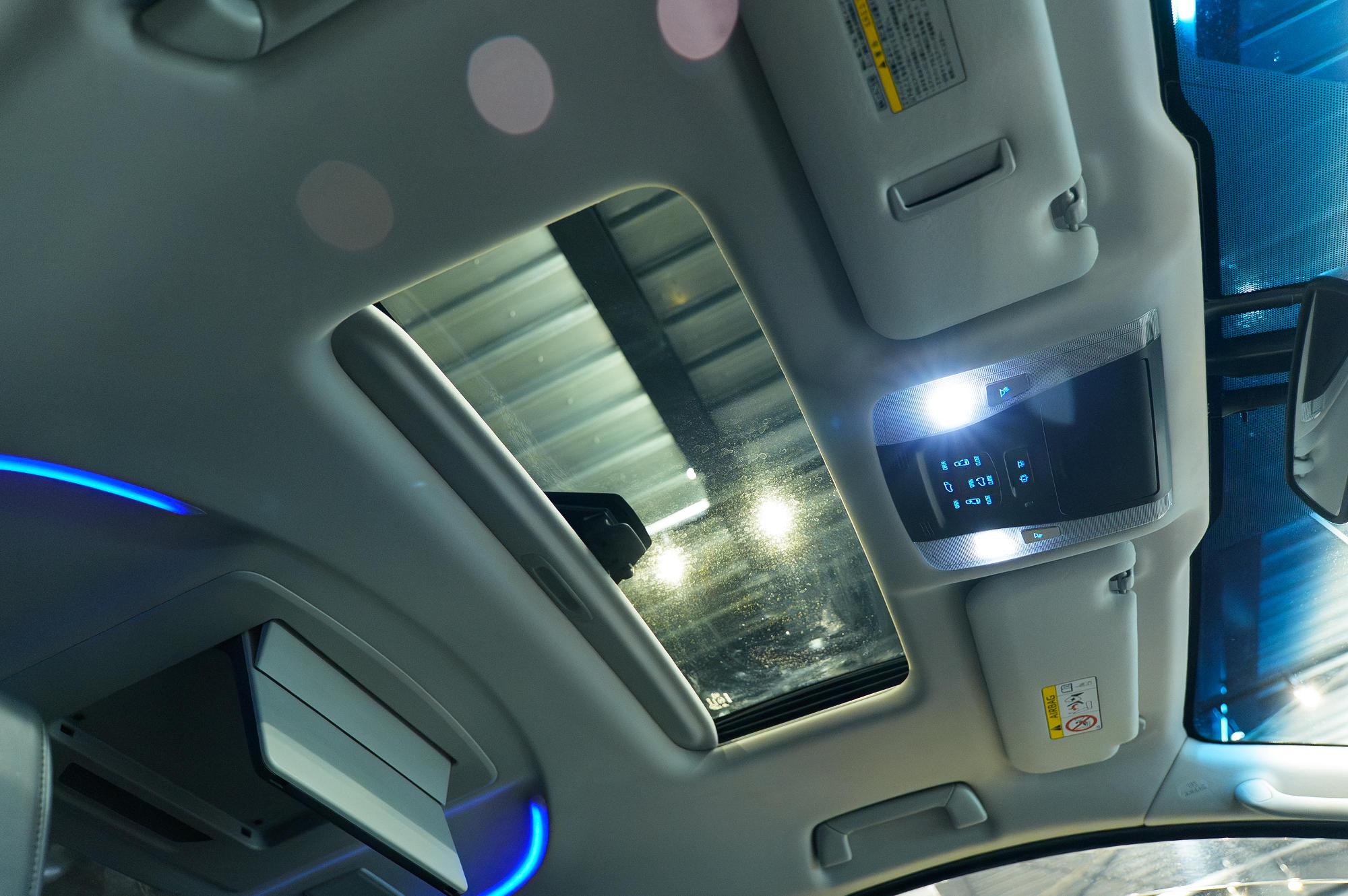 ツインムーンルーフ　（フロントチルト＆リヤ電動スライド＋挟み込み防止機能付）