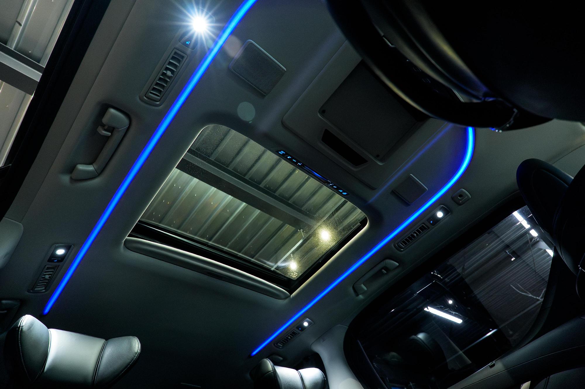 ツインムーンルーフ　（フロントチルト＆リヤ電動スライド＋挟み込み防止機能付）