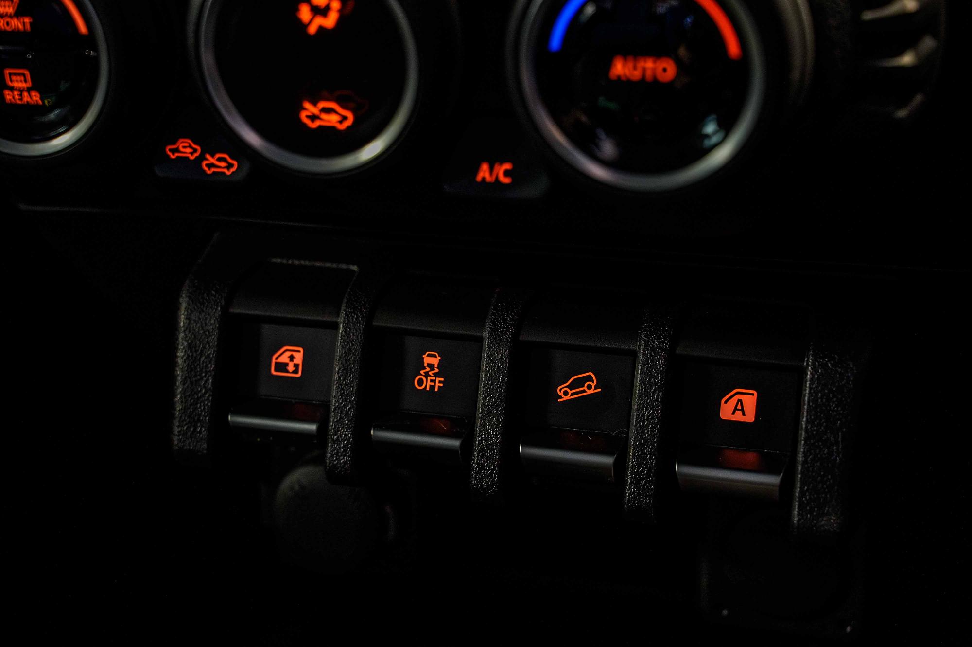 ヒルホールドコントロール、ヒルディセントコントロールが装備されています。上り坂、下り坂で効果を発揮します。