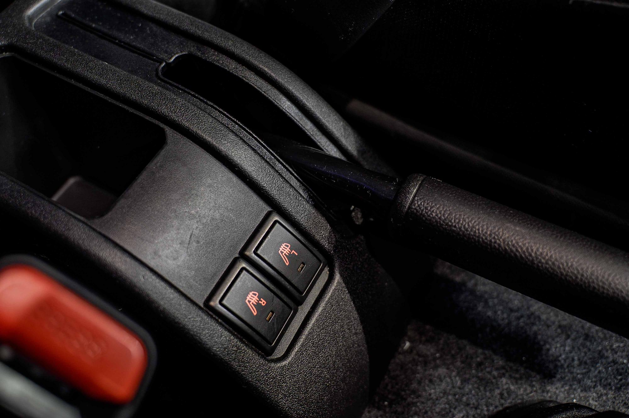 運転席・助手席シートヒーター付