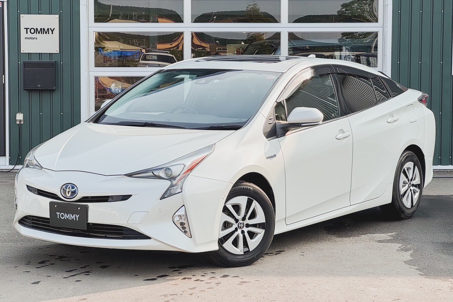 トヨタ プリウス 1.8A E-Four 4WD　Bカメ・HUD・サンルーフ・オートハイビーム