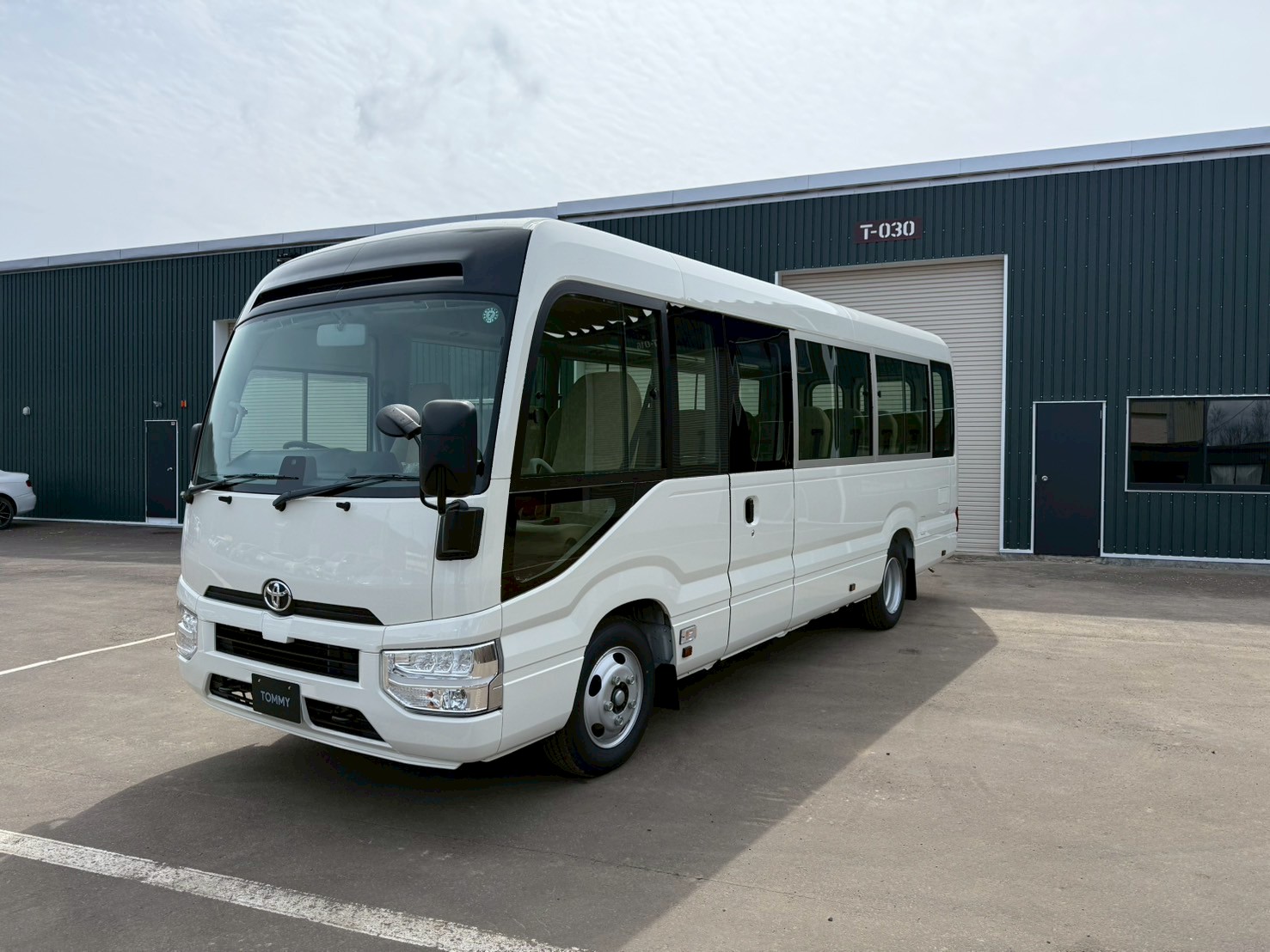 トヨタ　コースター　LX　24人乗り　純正ナビ　グライドオートドア　リア観音ドア　冷蔵庫　室内放送用マイク&アンプ　寒冷地仕様車