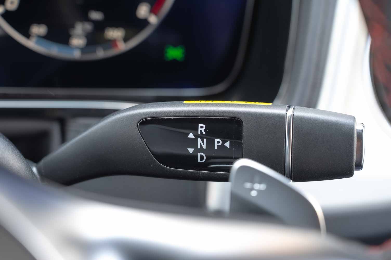 シフトレバーはコラムシフトになります。