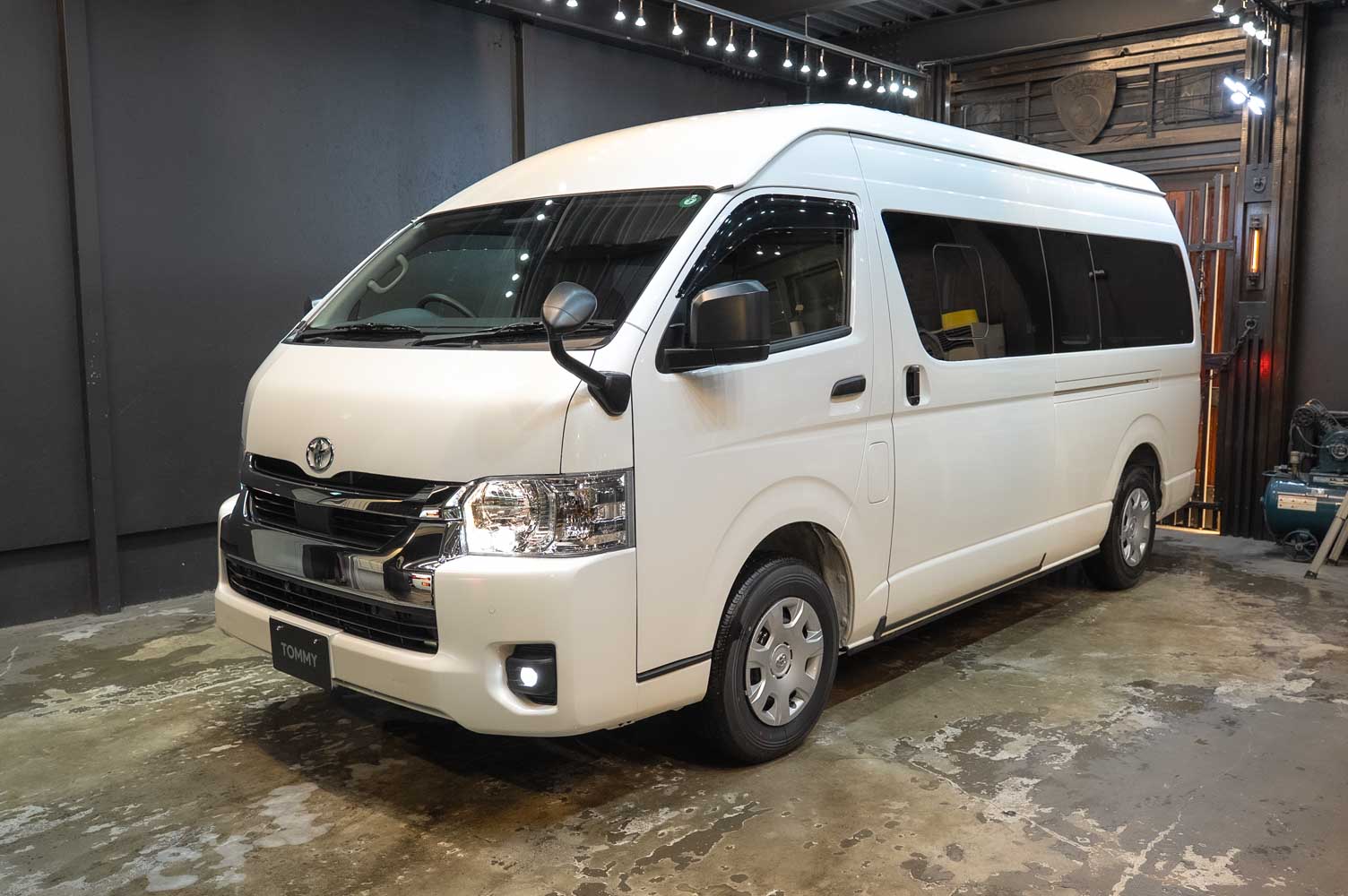 トヨタ ハイエース 4ドアバン2.8DT DXワイドSロングHRGL4WD　LEDヘッドランプ パノラミックビューモニター デジタルインナーミラー イージークローザー付(片側スライドドア+バックドア) リヤクーラー リヤヒーター(サイドトリム内) フロアマット サイドバイザー