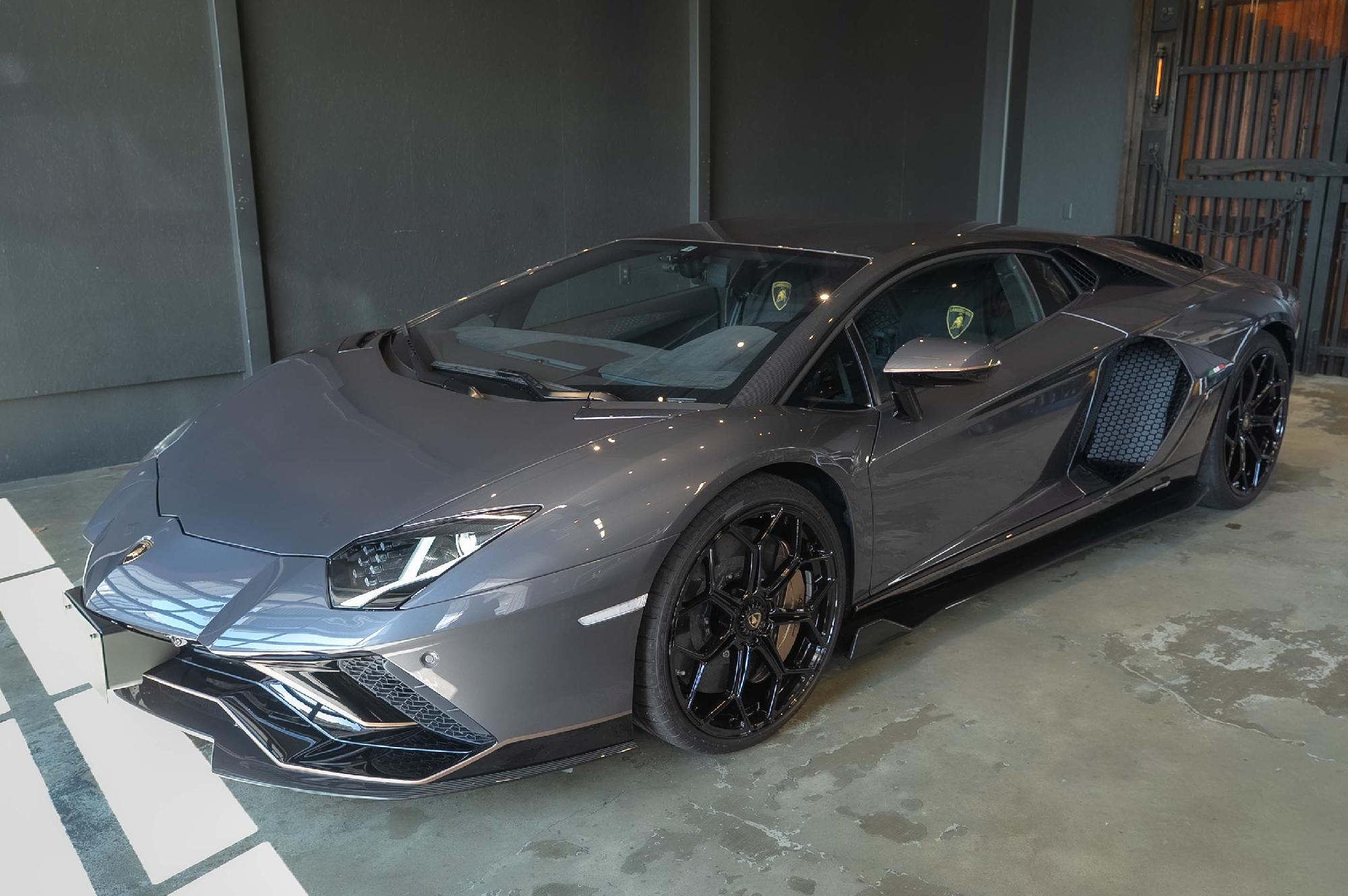 ランボルギーニ アヴェンタドール V12 ウルティメ